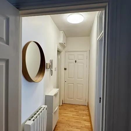 Modern Bright 1 Bed Near Grand Canal Dock ダブリン